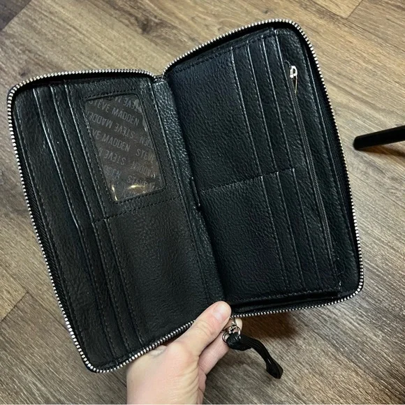 WOMEN'S STEVE MADDEN ZIP AROUND WALLET  black - Picture 5 of 9
